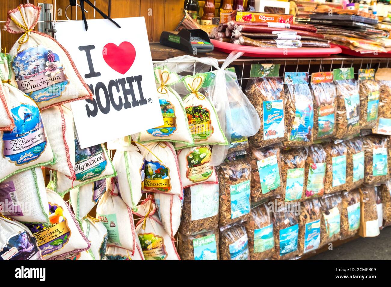 Krasnaja Poljana, Sotschi, Russland - 10. September 2020: Eine abwechslungsreiche Mischung aus russischen Tees, Souvenirs für zu Hause. Stockfoto