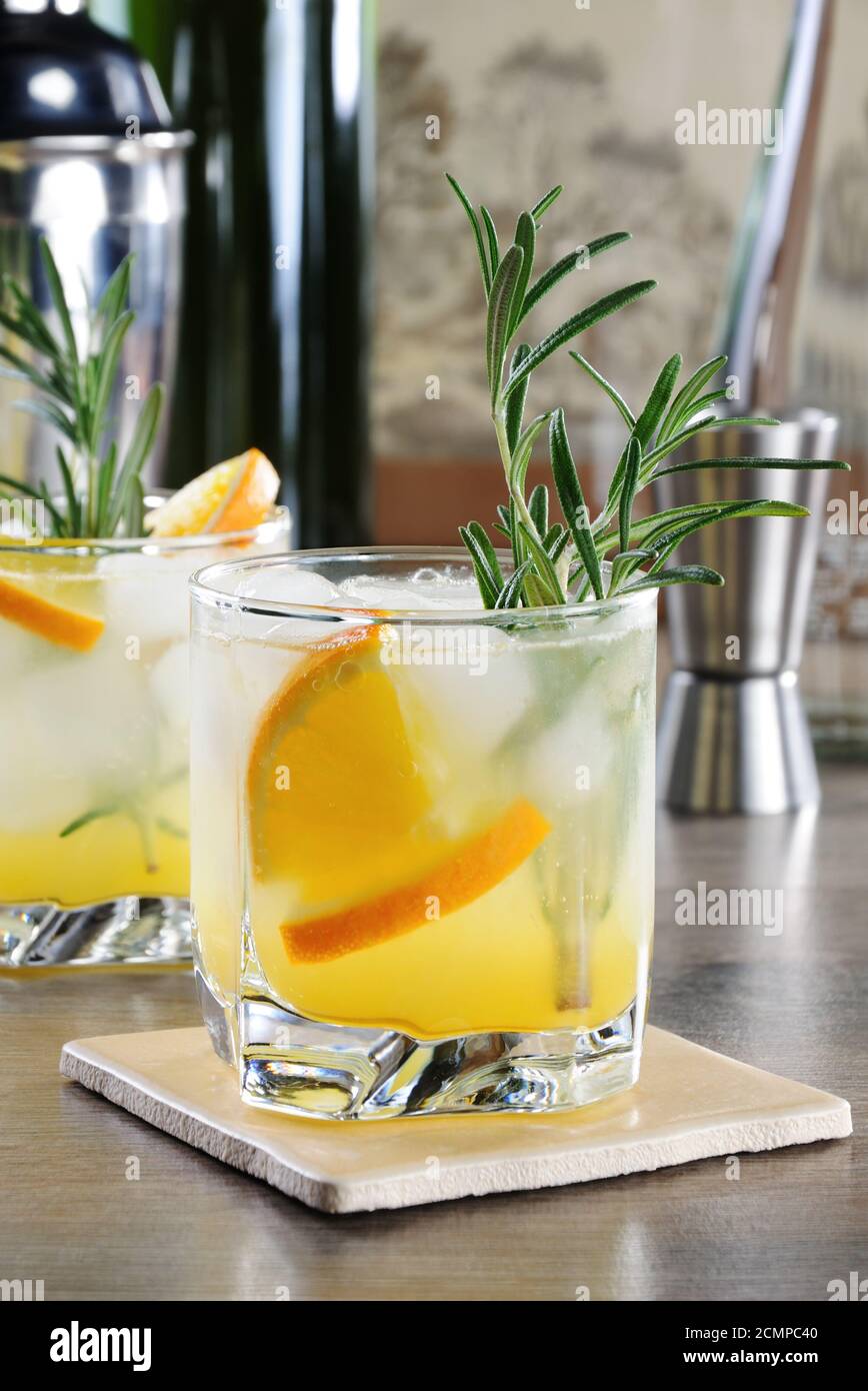 Gekühlt Cocktail aus Wodka und Tonic mit frisch gepresstem Orangensaft Stockfoto