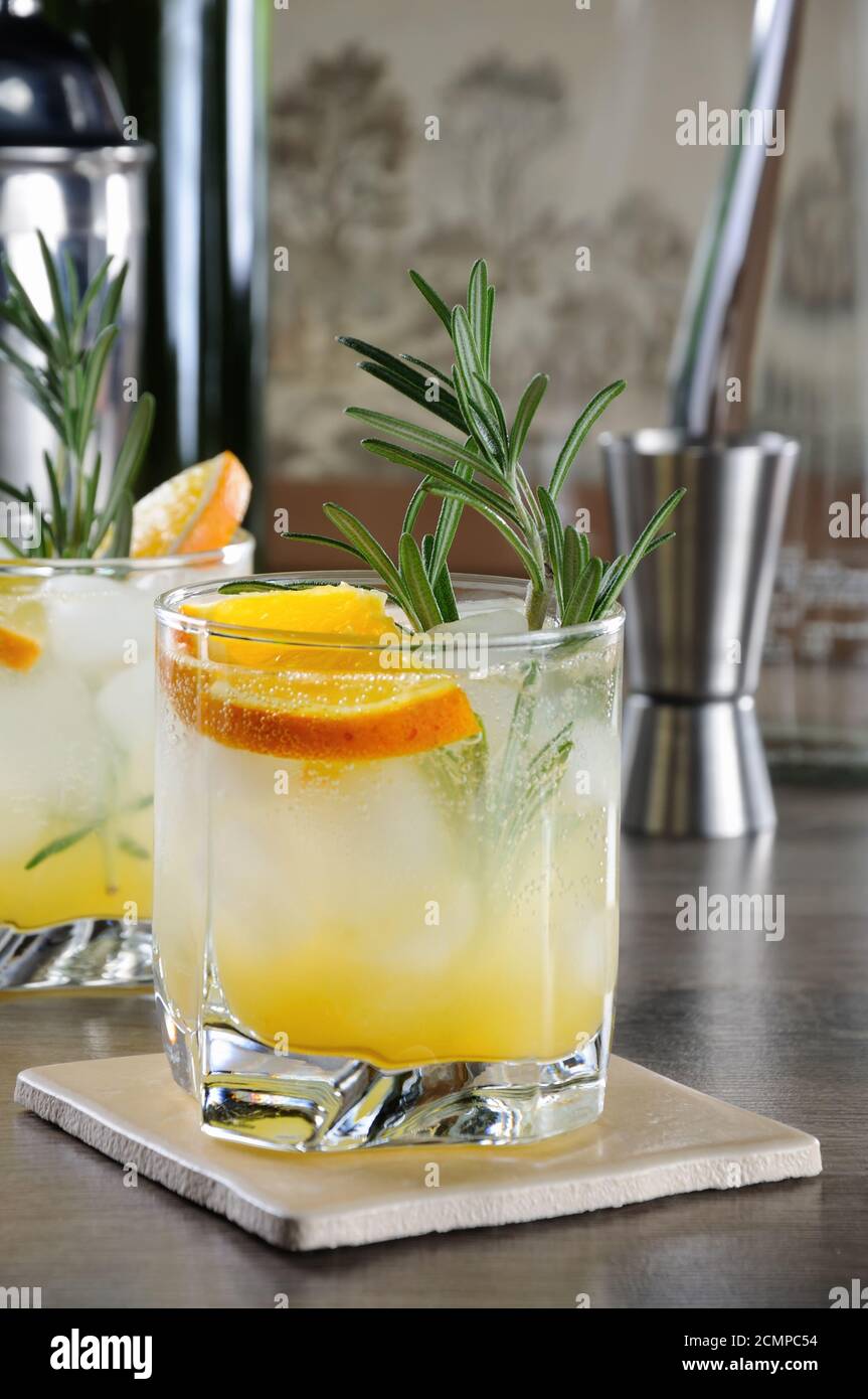 Gekühlt Cocktail aus Wodka und Tonic mit frisch gepresstem Orangensaft Stockfoto
