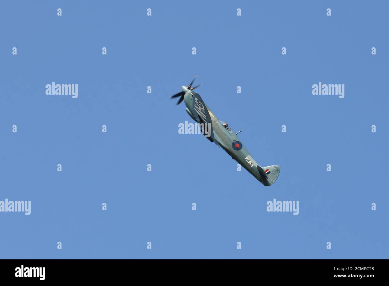 Cumbernauld, Schottland, Großbritannien. September 2020. Eine Spitfire aus dem 2. Weltkrieg zeigt eine kleine Luftaufnahme an, bevor sie auf die restliche Tour durch Großbritannien mit der Meldung 'Thank U NHS' auf der Unterseite des Flugzeugs aufbricht. Stockfoto