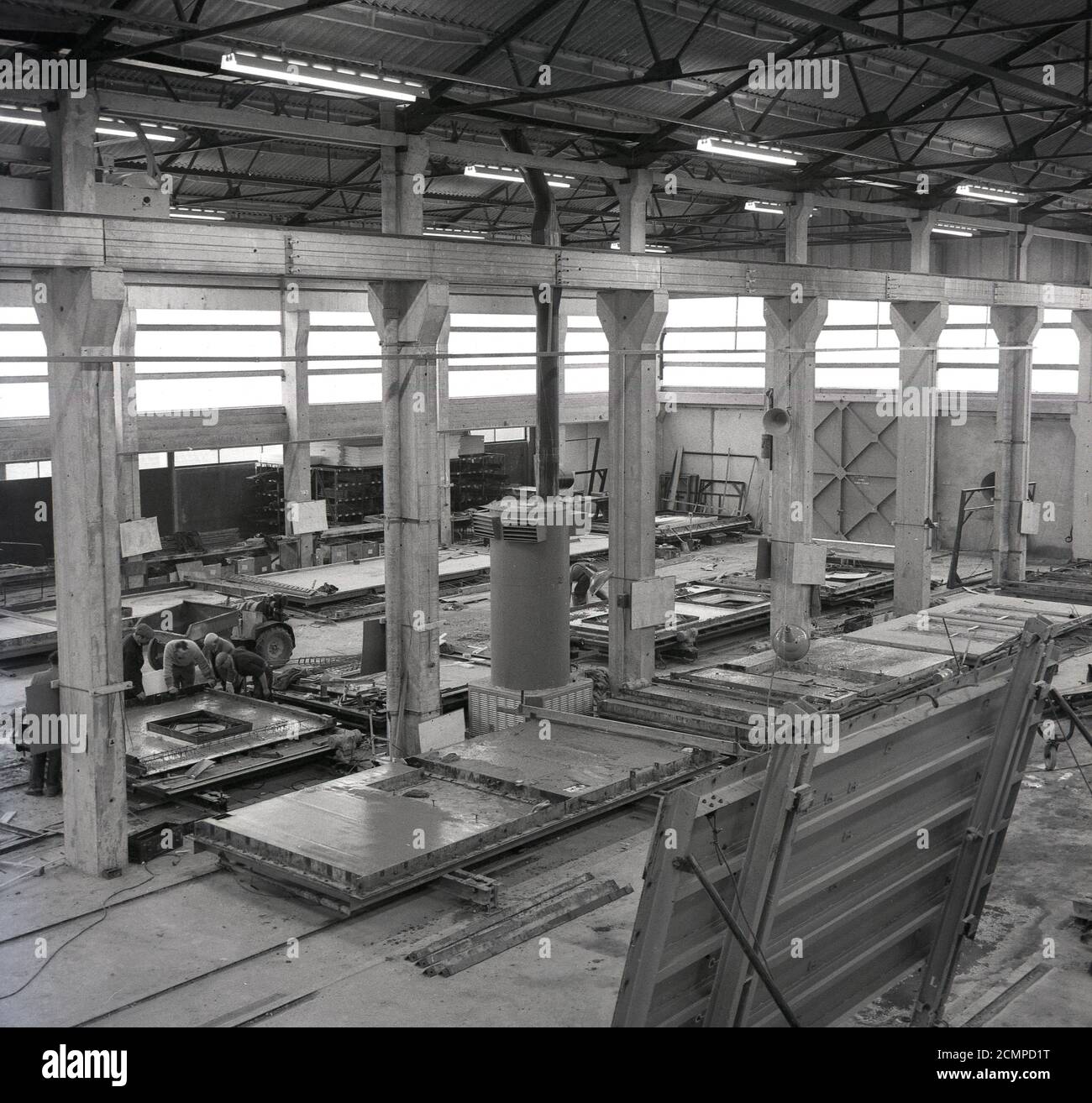 1960er Jahre, historisch, innerhalb einer Fabrik aus vorgegossenem Beton, England, Großbritannien, zeigt die verwendeten Formen. In dieser Zeit gab es einen Boom bei der Konstruktion von Hochhäusern und der so genannten "brutalen" Architektur, die aus vorgegossenen Betonplatten bestand. Die Platten wurden in einer Fabrik vorbereitet, gegossen und ausgehärtet, wodurch die Baukosten günstiger und schneller wurden, da der Bedarf an qualifizierten Arbeitskräften und Materialien vor Ort reduziert wurde. Da der Beton außerhalb der Baustelle hergestellt wurde, konnte er sich noch verstärken, bevor er auf die Baustelle verlegt wurde. Stockfoto