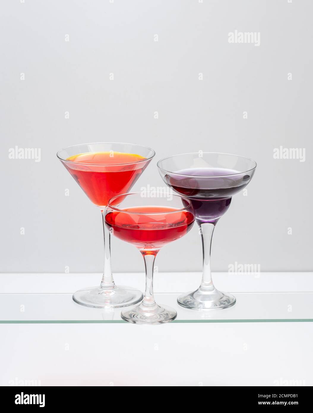 Drei Cocktails in Gläsern in verschiedenen Formen. Stockfoto