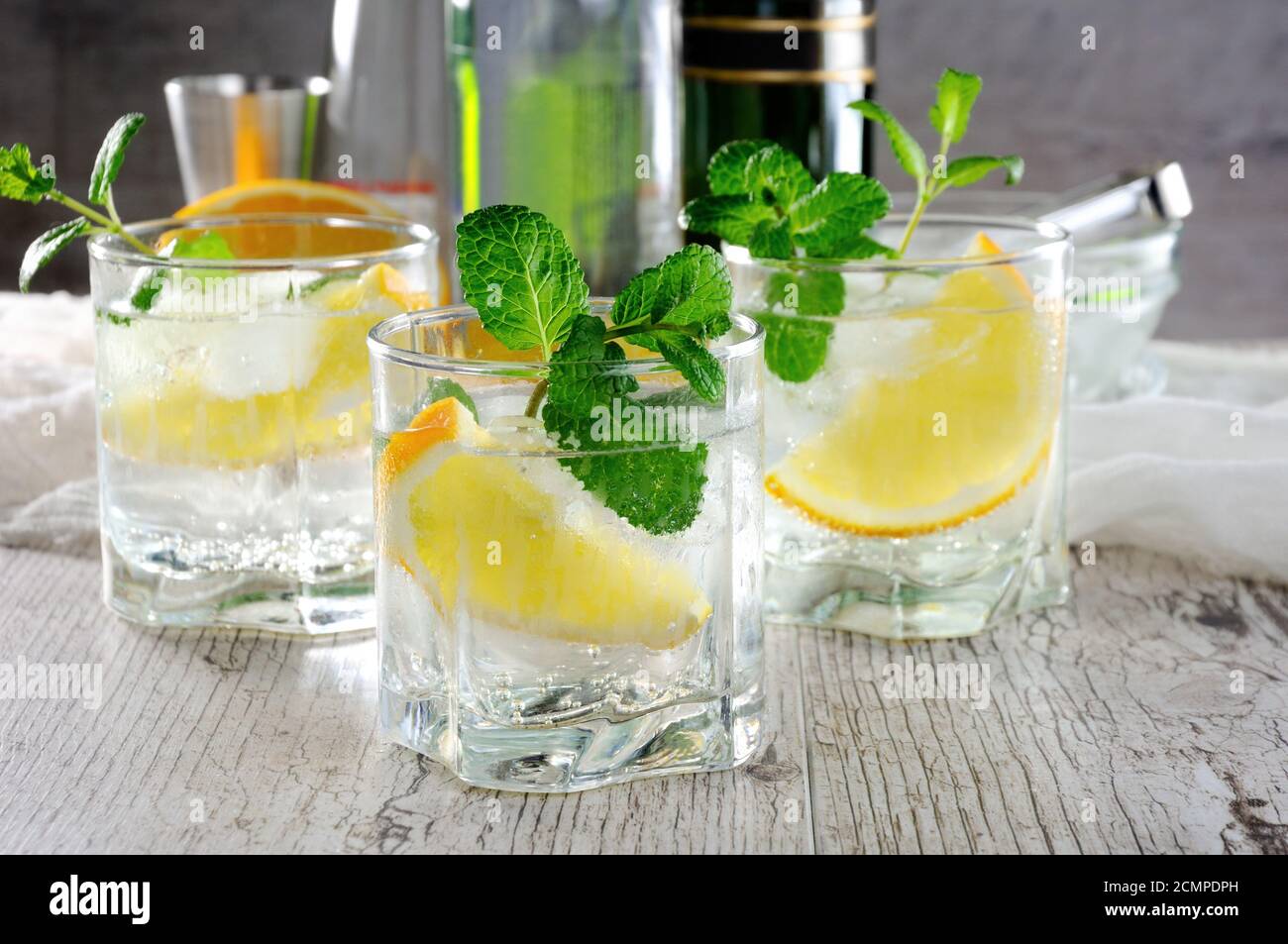 Dies ist ein leichter und erfrischender Sommercocktail mit einem weißen Portwein, gemischt mit trockenem oder süßem Wein Stockfoto