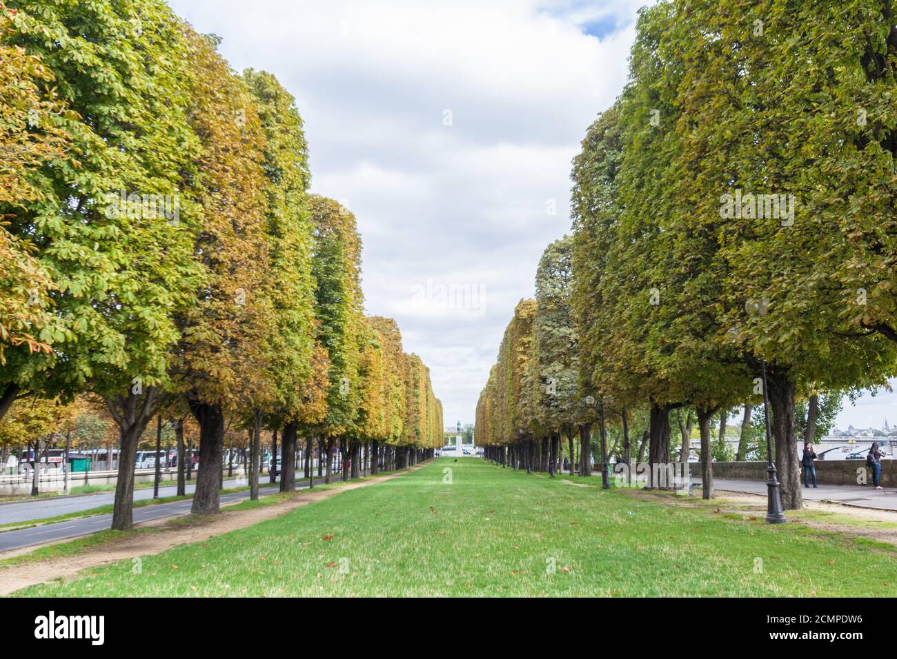 Von Bäumen gesäumte Promenade du Cours La reine in Paris Stockfoto
