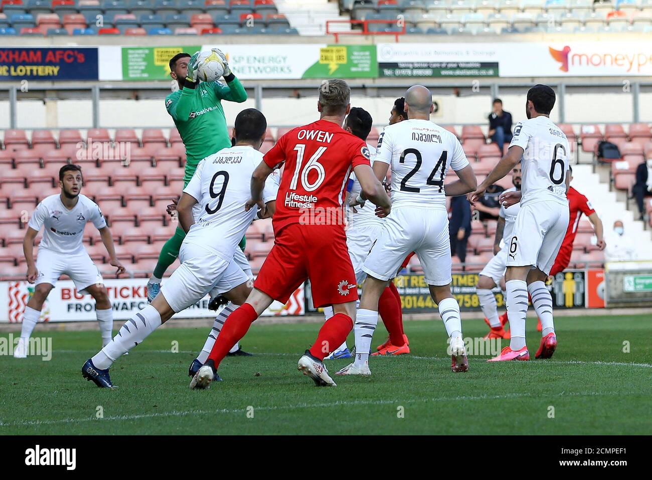 Wrexham Wales Großbritannien. September 2020. Wrexham, Großbritannien. September 2020. Dinamo Tiflis Torhüter Roin Kvaskhvadze fängt den Ball. UEFA Europa League 2. Qualifikationsspiel, Connah's Quay Nomads (Wales) gegen FC Dinamo Tbilisi (Georgien) auf dem Rennbahngelände in Wrexham, Wales am Donnerstag, 17. September 2020. Dieses Bild darf nur für redaktionelle Zwecke verwendet werden. Nur redaktionelle Verwendung, Lizenz für kommerzielle Nutzung erforderlich. Keine Verwendung bei Wetten, Spielen oder Veröffentlichungen einzelner Vereine/Vereine/Spieler. Kredit: Andrew Orchard Sport Fotografie/Alamy Live Nachrichten Stockfoto