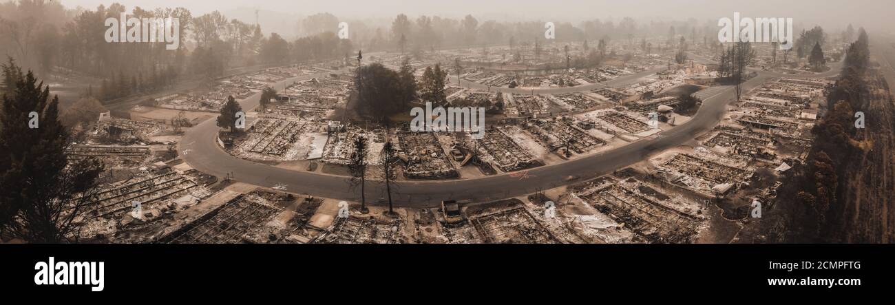 Panoramabild Luftaufnahme Almeda Wildfire im Süden von Oregon Talent Phoenix Nordkalifornien. Feuer zerstört Hunderte von Häusern und Mobilheimen. Stockfoto