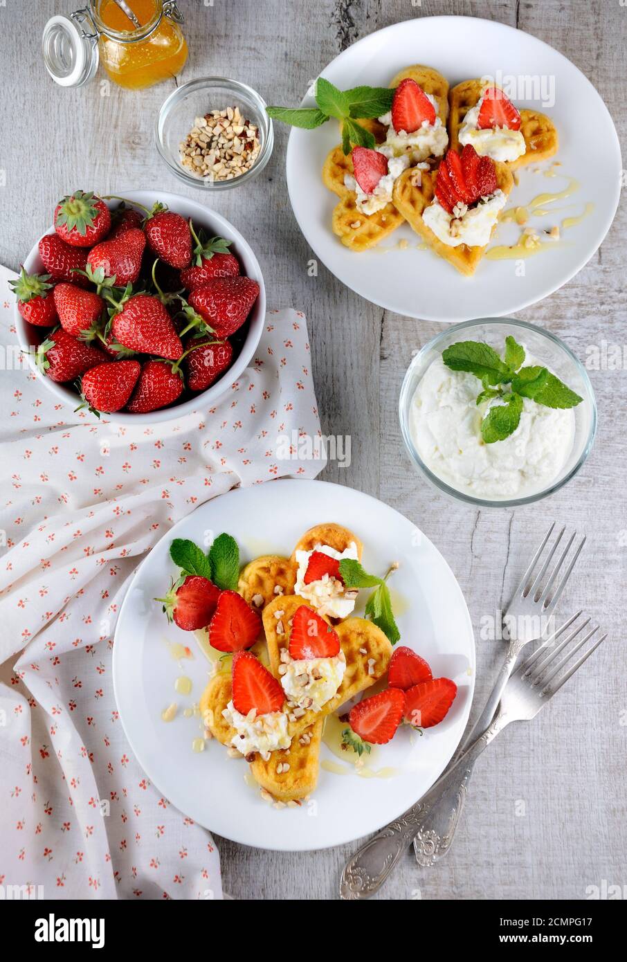 Delikate, köstliche belgische Waffeln mit Schlagsahne, Erdbeeren, aromatisiert mit p Stockfoto