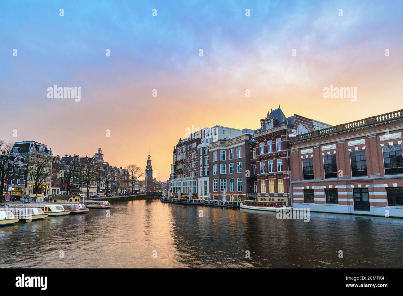Amsterdam, Niederlande, Sonnenuntergang Skyline der Stadt im Kanal Waterfront Stockfoto