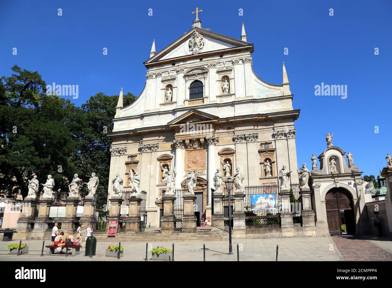 Krakauer. Krakow. Polen. Grodzka Straße. Figuren von Aposteln vor der Kirche der Heiligen Peter und Paul. Stockfoto