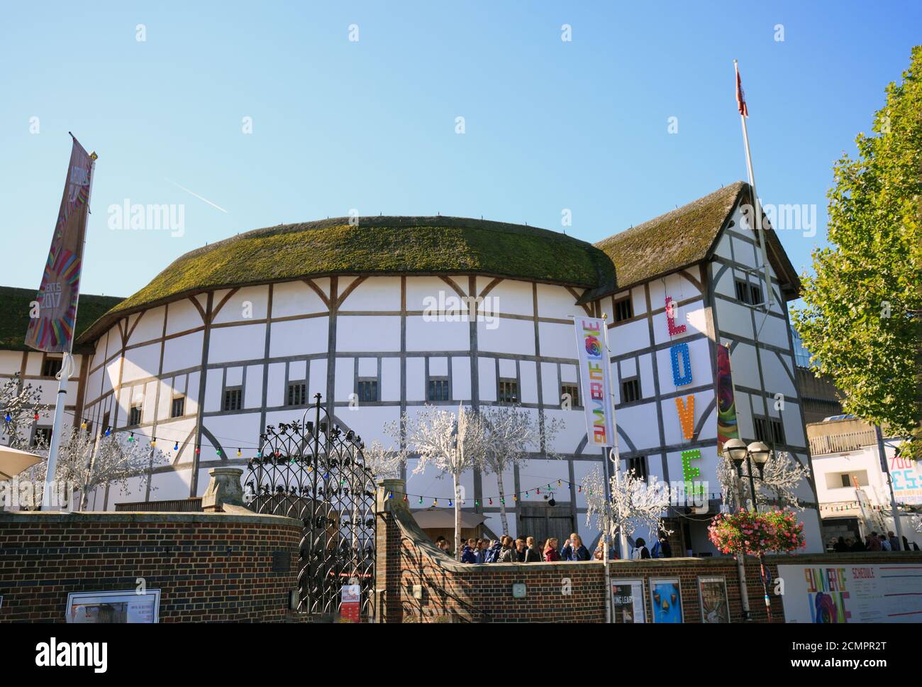 Das Globe Theatre auf der southbank in London ist ein ikonisches Gebäude, in dem Shakeprearean Theaterstücke zu finden sind, und ist ein beliebtes Touristenziel, London, 2017 Stockfoto