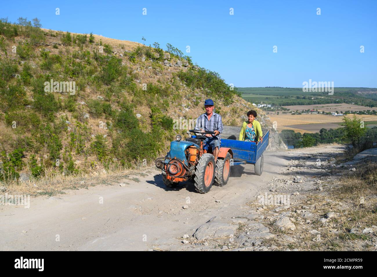 Minitraktor mit Fahrgästen auf der unbefestigten Bergstraße im Norden Moldawien Stockfoto