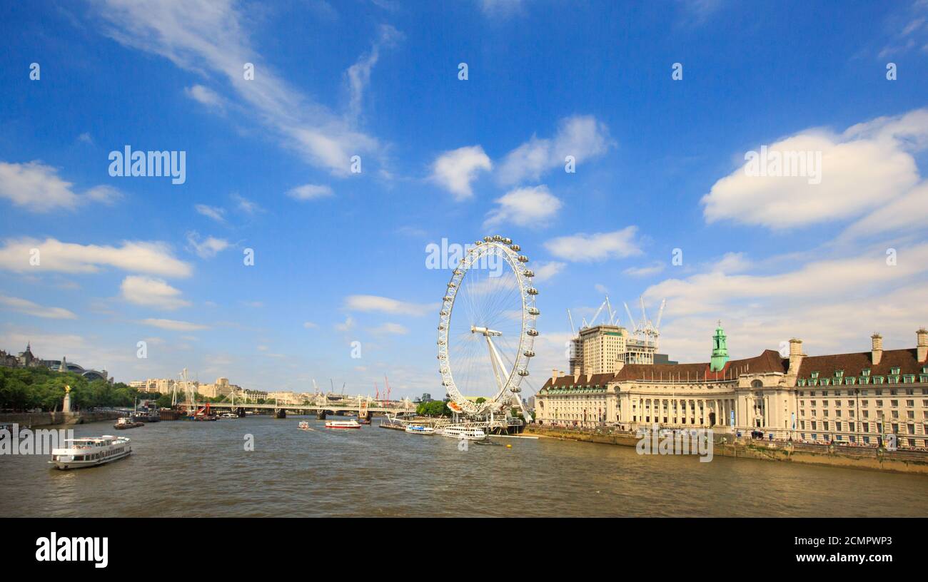 London, Westminster, England 2018 - Panorama der Themse in London mit dem London Eye und der County Hall mit Wolkenlandschaft. Das London Eye Stockfoto