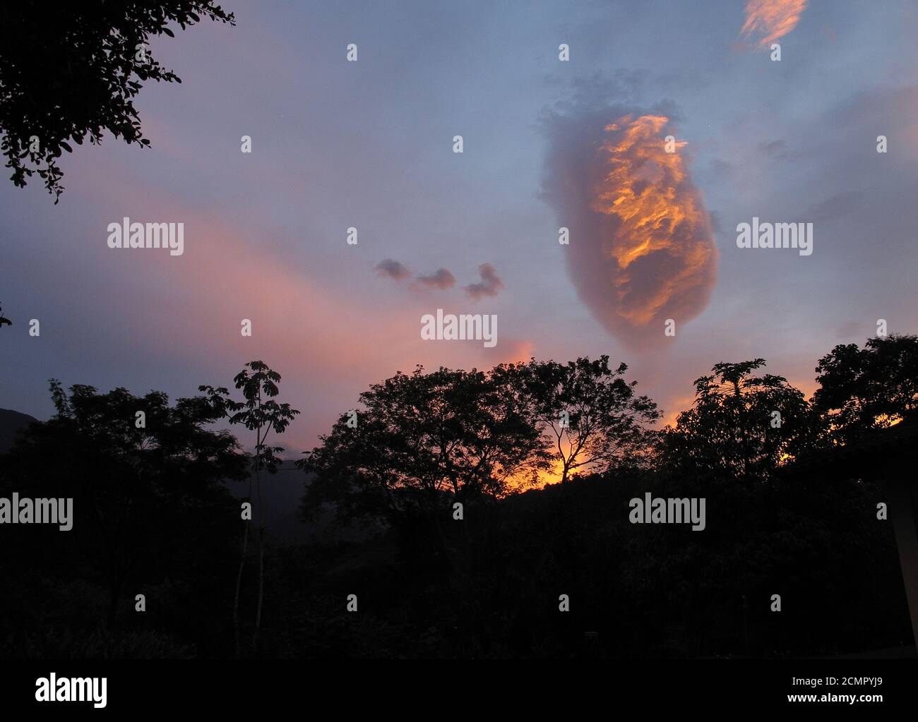 Seltsame Wolke bei Sonnenuntergang REGUA, Atlantischer Regenwald, Brasilien Juli 2015 Stockfoto