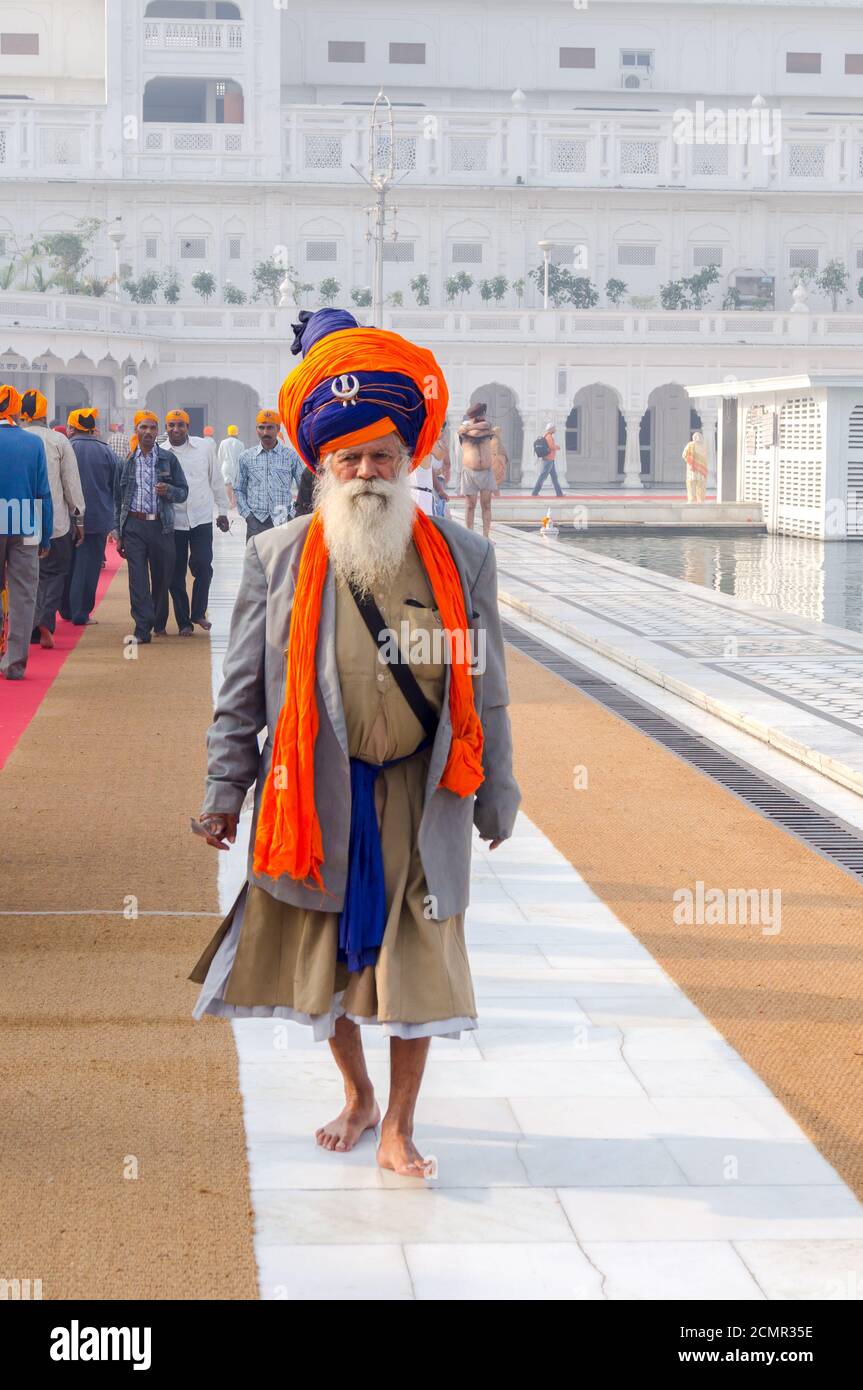 Amritsar, Indien - 21. November 2011: Der Sikh-Pilger im Golden Temple Complex. Amritsar, Punjab, Indien. Stockfoto