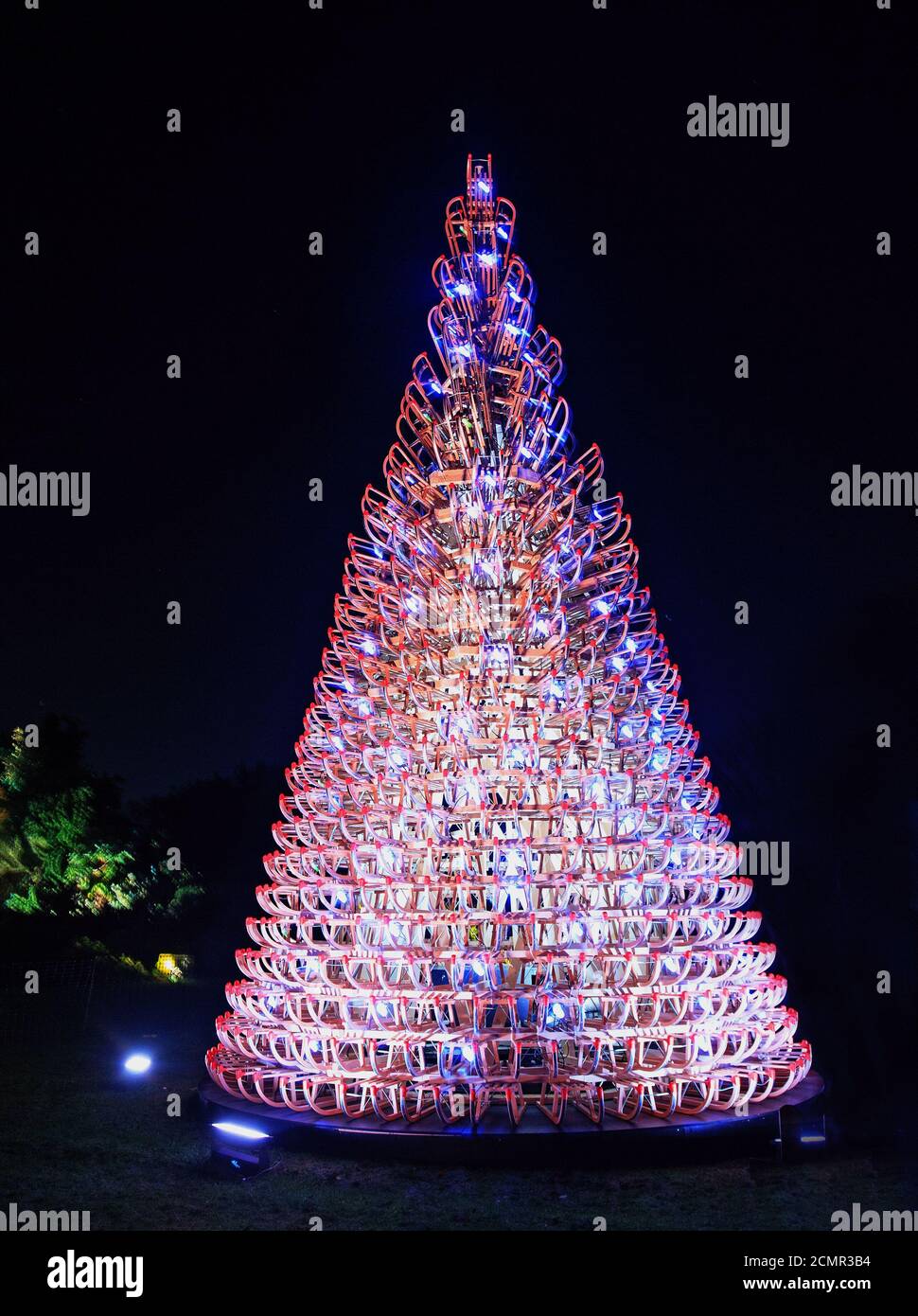Kew Gardens, London, Dezember 2018. Weihnachtsbaum aus recycelten Flaschen alle hell beleuchtet Stockfoto