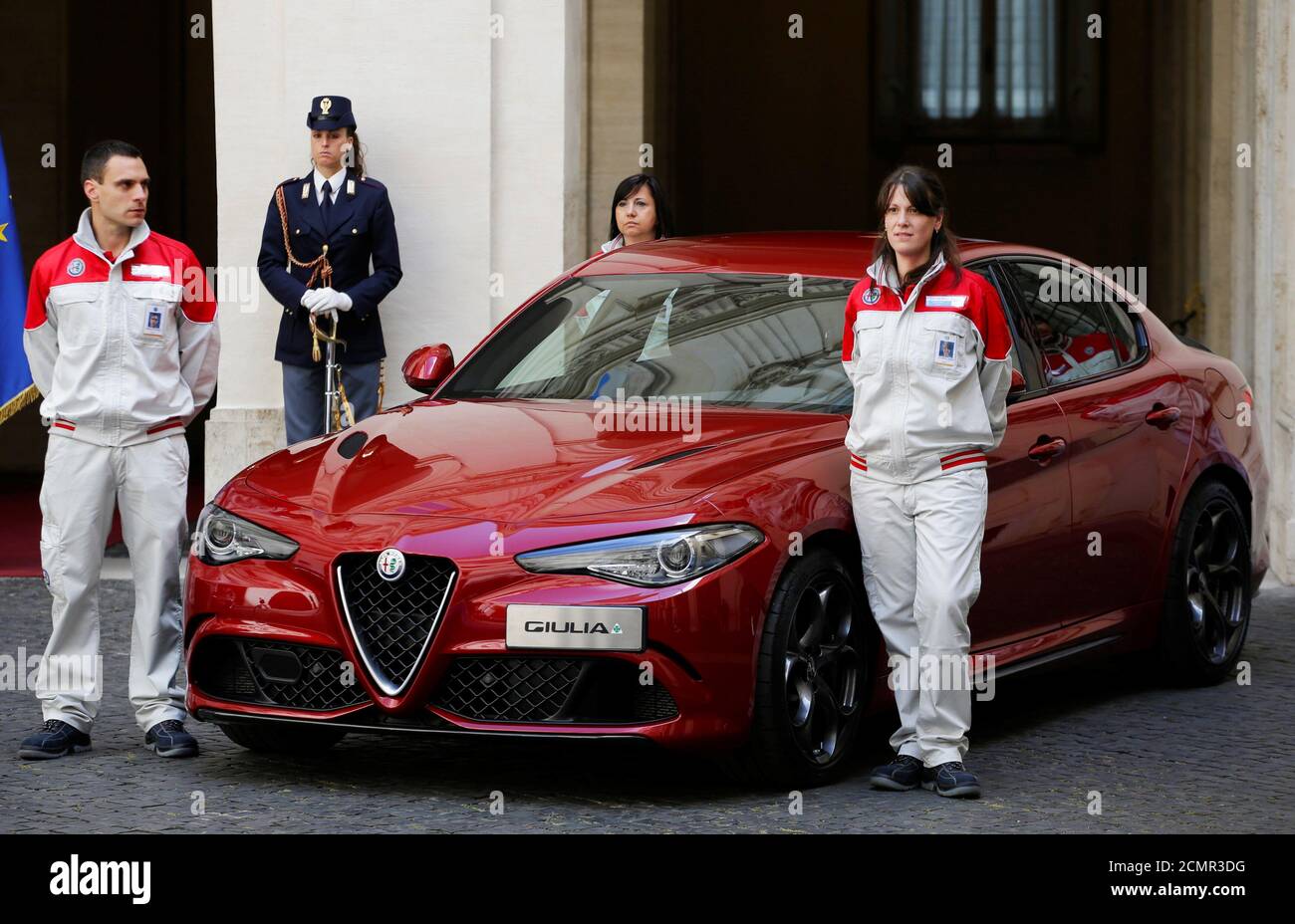 Alfa Romeo Arbeiter stehen neben dem neuen Alfa Romeo 'Giulia' Modell im Chigi Palast in Rom, Italien 5. Mai 2016. REUTERS/Max Rossi Stockfoto