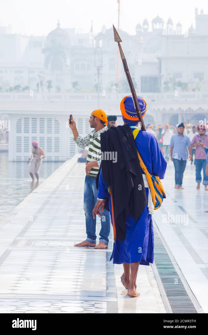 Amritsar, Indien - 21. November 2011: Der Sikh-Pilger im Golden Temple Complex. Amritsar, Punjab, Indien. Stockfoto