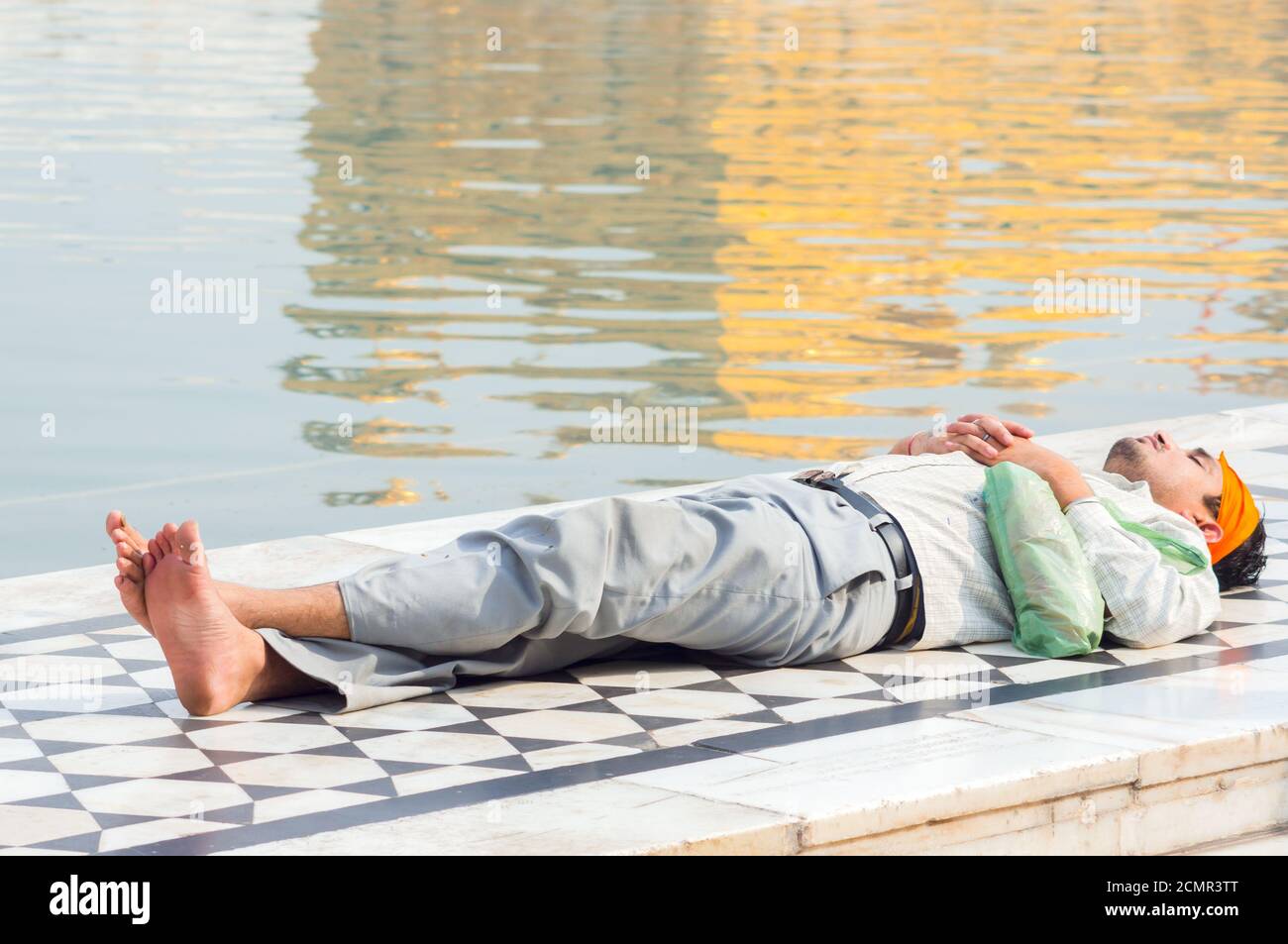 Amritsar, Indien - 21. November 2011: Der Sikh-Pilger im Golden Temple Complex. Amritsar, Punjab, Indien. Stockfoto
