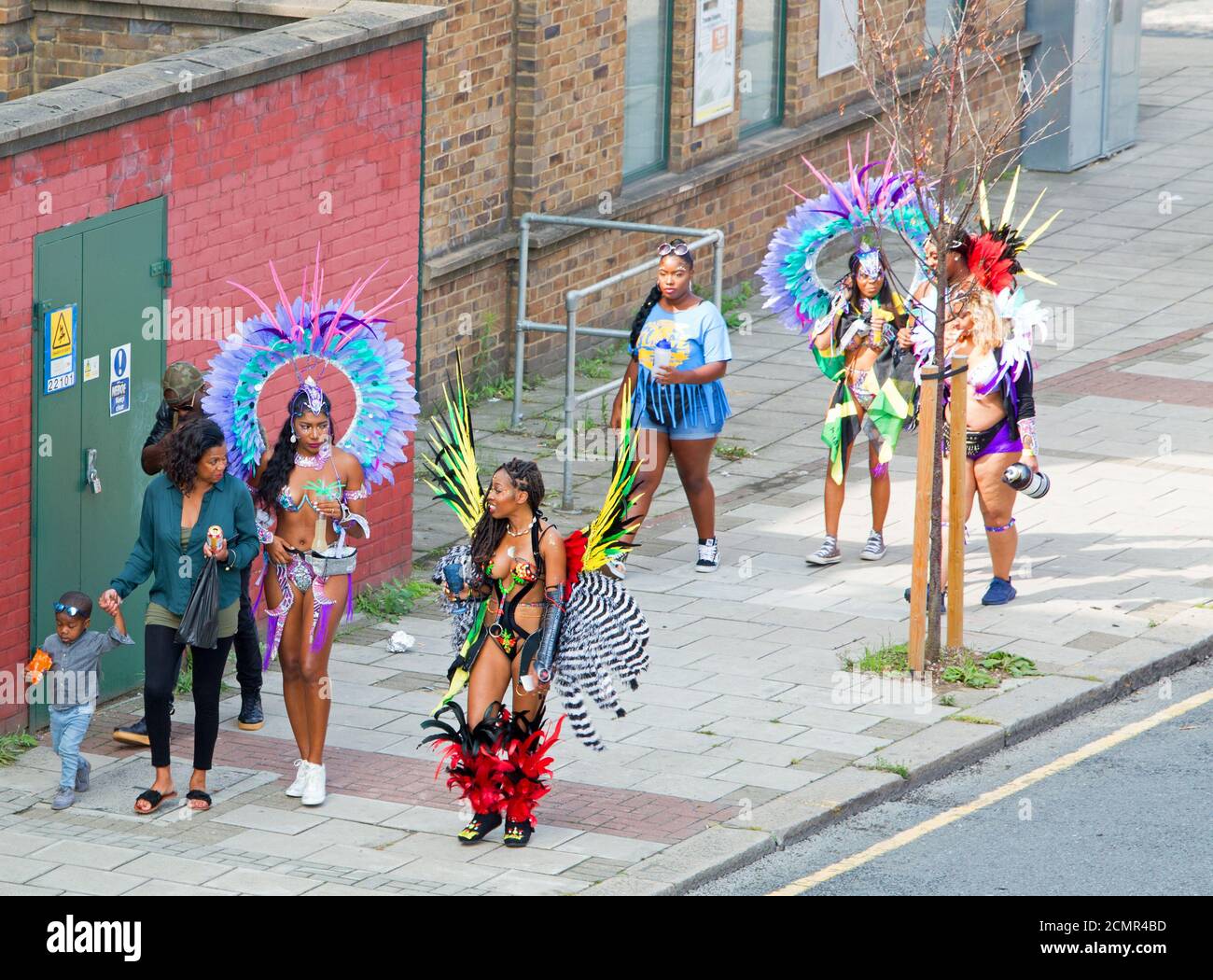 Straßendührer in Vollkostüm zu Fuß zum Nottinghill Karneval in London, Großbritannien Stockfoto