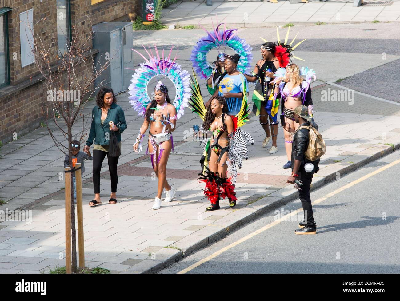 Notting Hill Carnival, London, 2018 - Damen verkleidet in Partykostüm auf dem Weg zum Notting Hill Carnival. Dies ist die größte Straße carnic Stockfoto