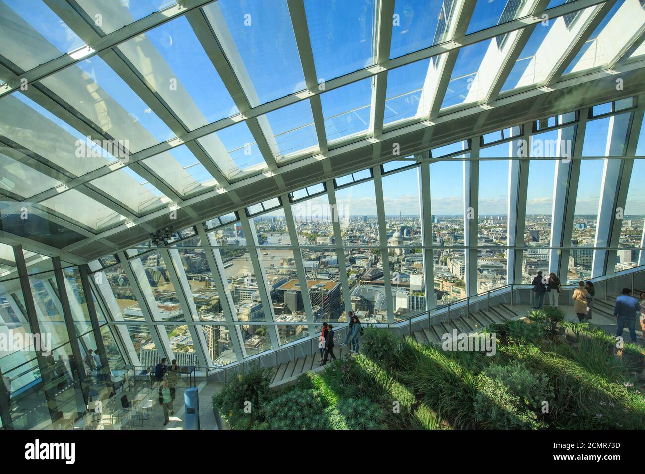 Panoramablick vom Sky Garden in London. Der Sky Garden befindet sich im 35. Stock des Walkie Talkie Building und ist ein beliebter Ort für Stockfoto