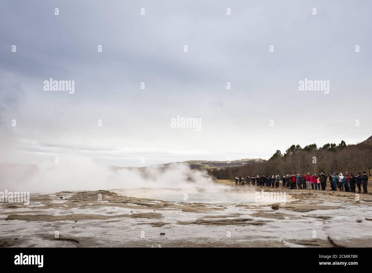 Die Menschen im Geysir Strokkur Stockfoto