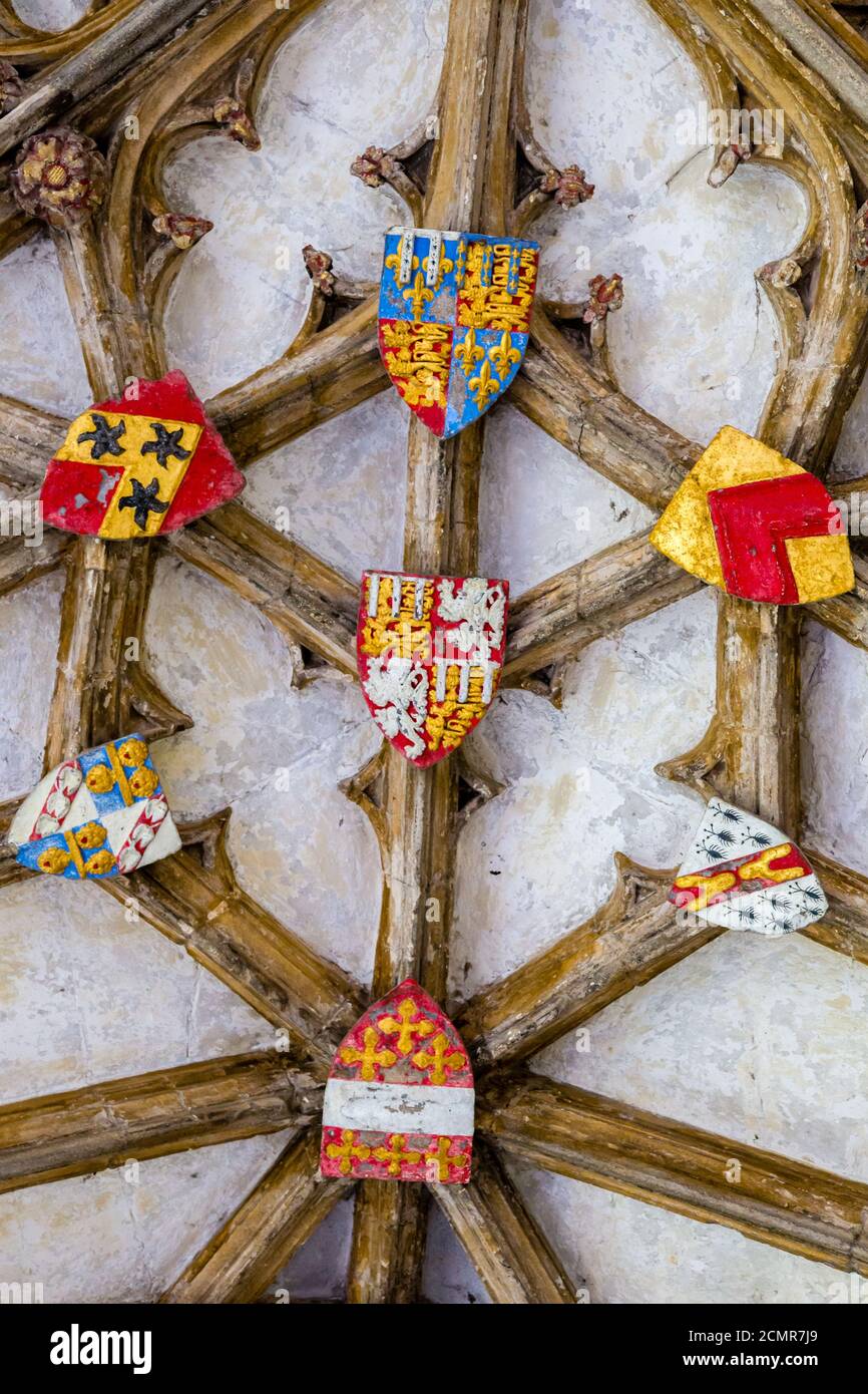 Wappen an der Kreuzgang-Decke in der Kathedrale, Canterbury, Kent, England Stockfoto