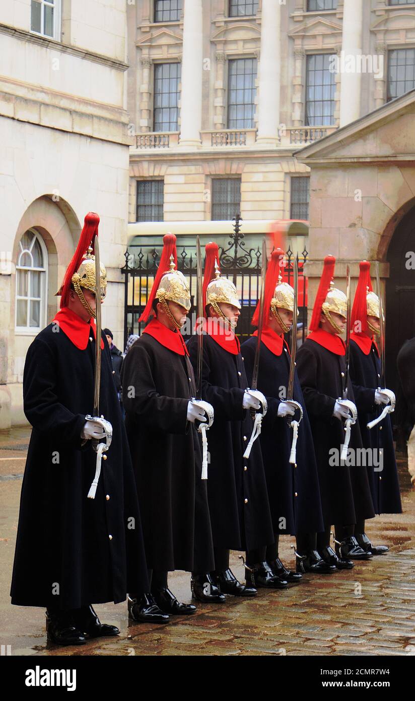 Eine Linie der Königinnen Hausrat Kavallerie auf Parade vor der Horse Guards Parade. Die Rettungsschwimmer standen Wache bei den Pferdewächtern, dem offiziellen Eingang zu S Stockfoto