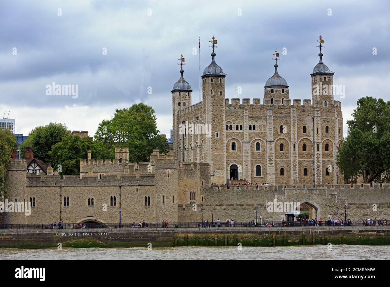 Tower of London mit der Themse im Vordergrund Mit einem grau bewölkten Himmel Stockfoto