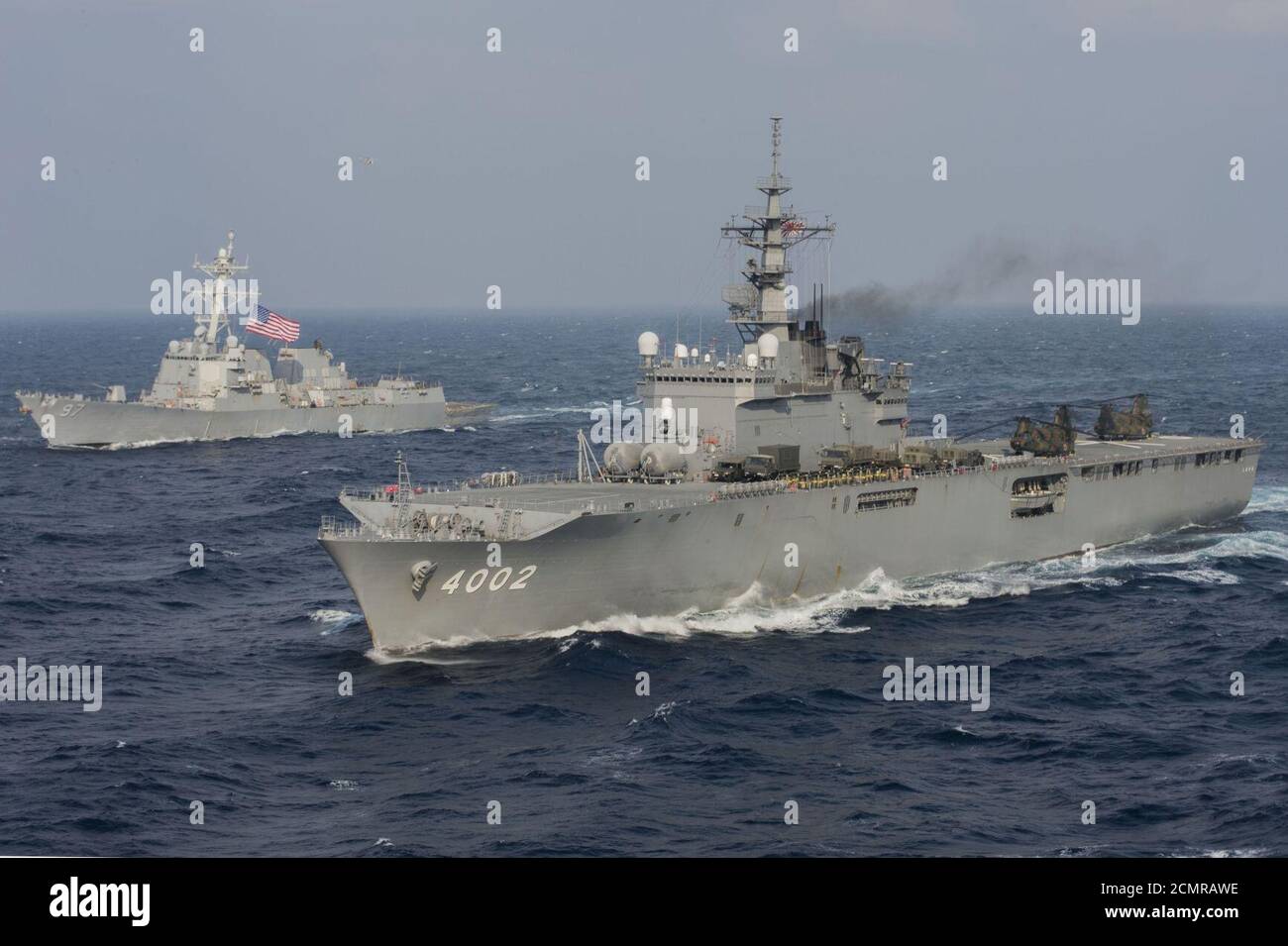 JS Shimokita (LST-4002) en USS Halsey (DDG-97) in de Stille Oceaan tijdens Keen Sword 2015, -12 november 2014 a.. Stockfoto