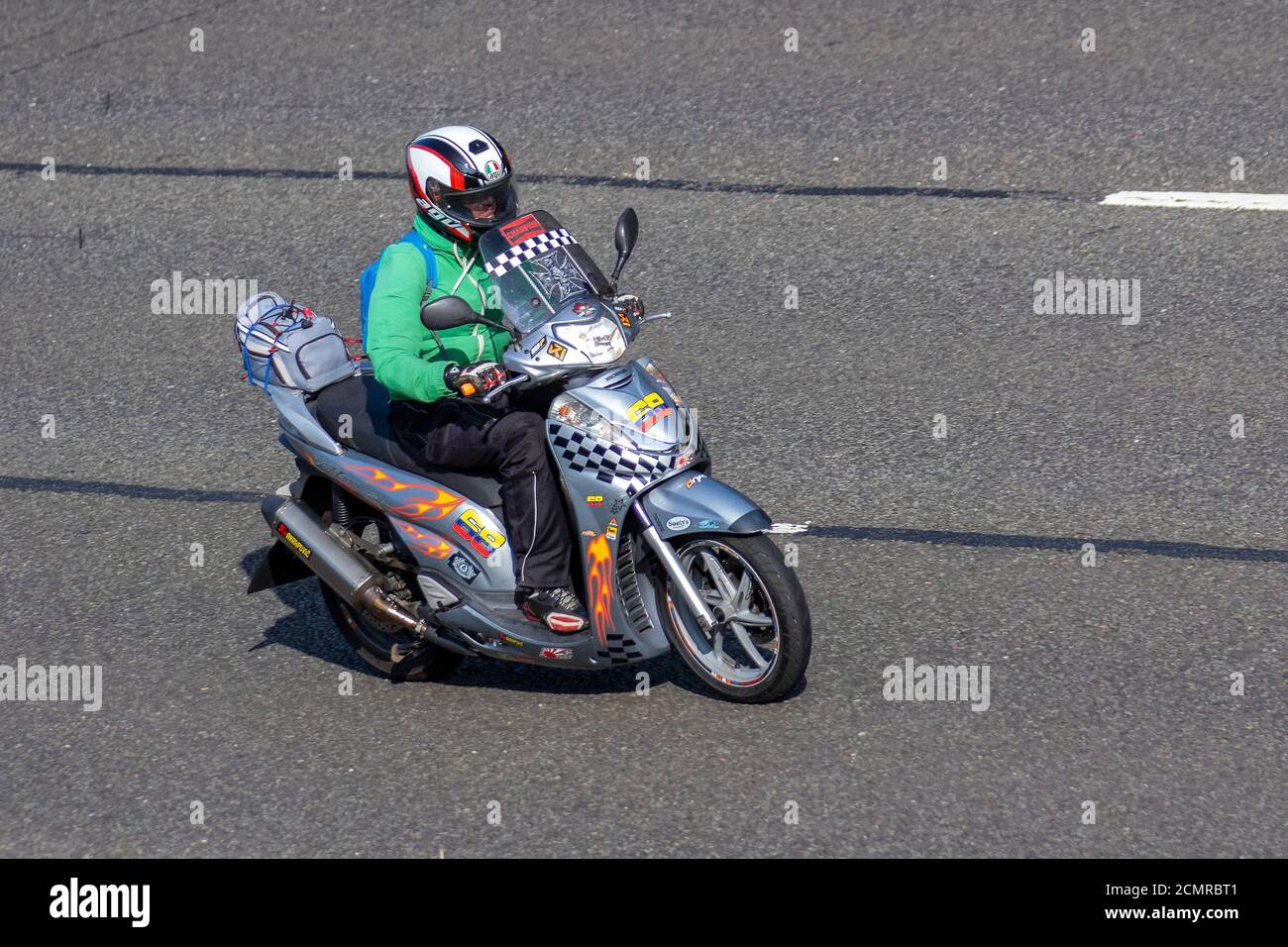 Honda personalisierte Silber-Roller; Motorrad-Fahrer; zweirädrigen Transport, Motorräder, Fahrzeug, Straßen, Motorräder, Motorrad-Fahrer fahren in Chorley, Großbritannien Stockfoto