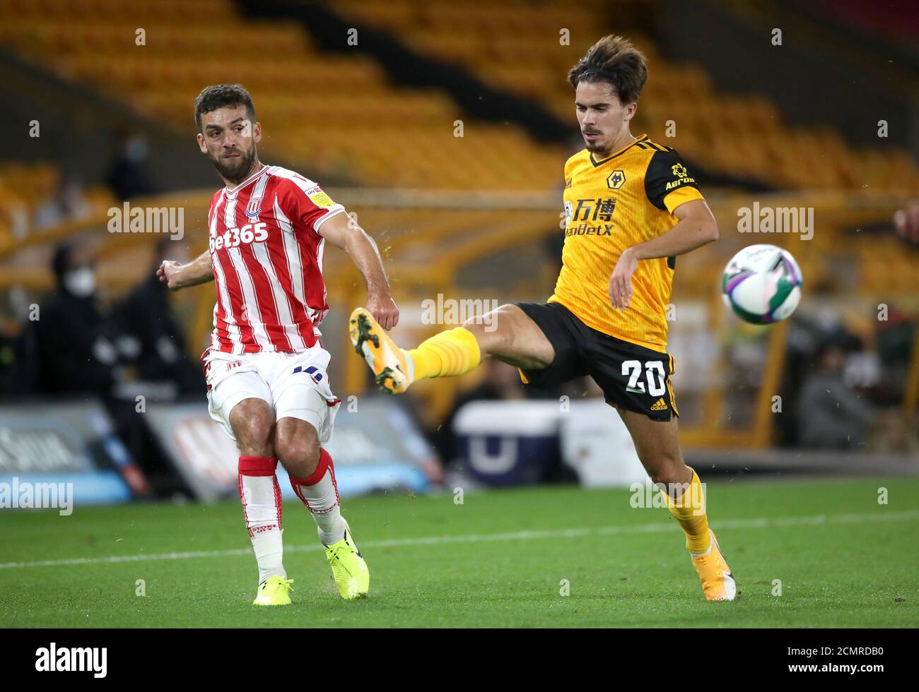 Tommy Smith von Stoke City (links) und Vitinha von Wolverhampton Wanderers kämpfen während des Carabao Cup-Spiels in Molineux, Wolverhampton, um den Ball. Stockfoto