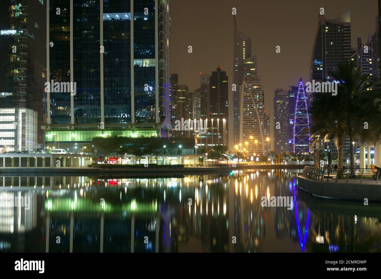 Hohe Wolkenkratzer der Geschäftszentren in Dubai in der Nacht Stockfoto