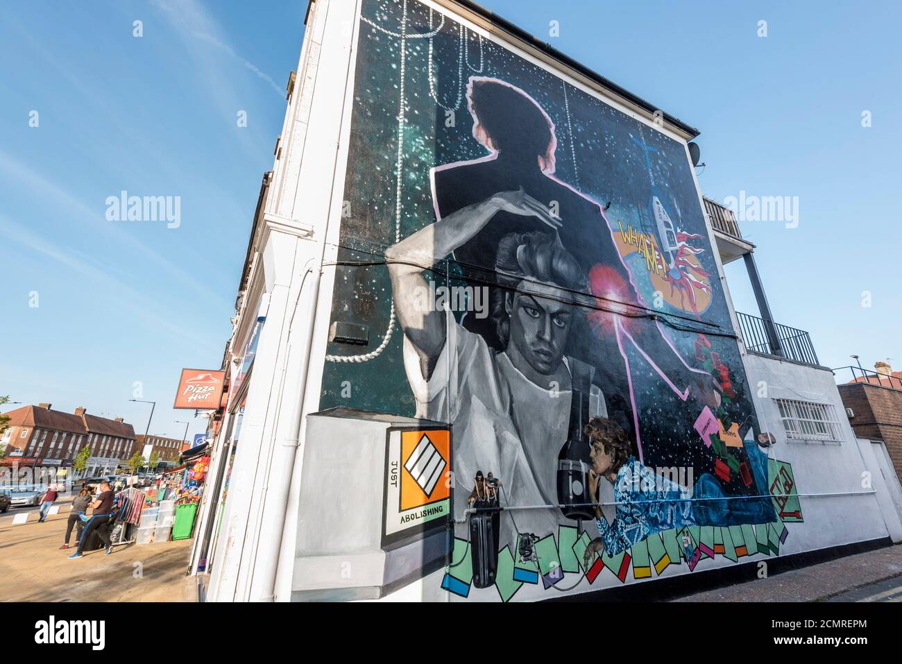 London, Großbritannien. 17. September 2020. Ein 9m hohes Wandbild des verstorbenen George Michael wurde in Kingsbury, im Nordwesten Londons enthüllt, wo der Wham! Star lebte und ging bis zu seinen frühen Teenagern zur Schule. Das Wandbild wurde von der Künstlerin Dawn Mellor geschaffen und enthält eine Montage von Szenen aus der Geschichte und dem Leben von Kingsbury. Die Arbeit ist Teil von Brent 2020, London Borough of Culture, und der Brent Biennale, die vom 19. September bis zum 13. Dezember stattfindet. © Stephen Chung / Alamy Live News Stockfoto