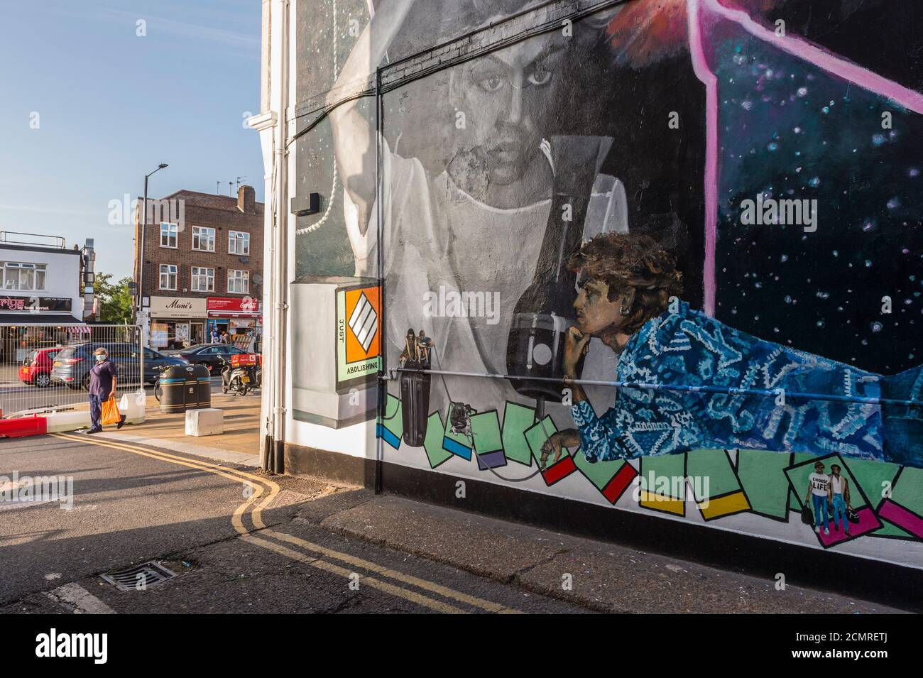 London, Großbritannien. 17. September 2020. Ein 9m hohes Wandbild des verstorbenen George Michael wurde in Kingsbury, im Nordwesten Londons enthüllt, wo der Wham! Star lebte und ging bis zu seinen frühen Teenagern zur Schule. Das Wandbild wurde von der Künstlerin Dawn Mellor geschaffen und enthält eine Montage von Szenen aus der Geschichte und dem Leben von Kingsbury. Die Arbeit ist Teil von Brent 2020, London Borough of Culture, und der Brent Biennale, die vom 19. September bis zum 13. Dezember stattfindet. © Stephen Chung / Alamy Live News Stockfoto