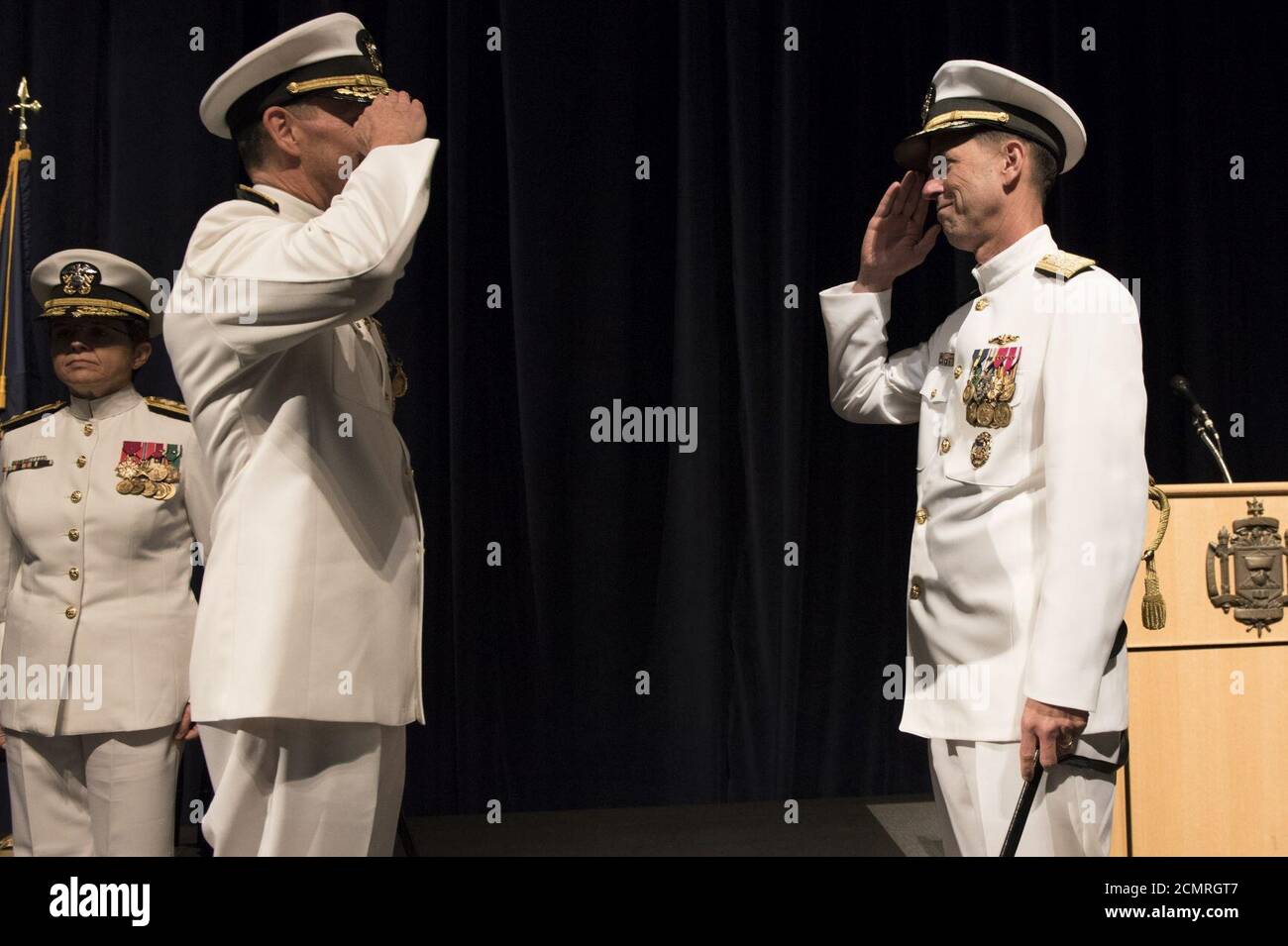 Jonathan Greenert und John Richardson, Leiter der Marineoperationen, Wechsel der Kommandozeremonie (21465104909). Stockfoto