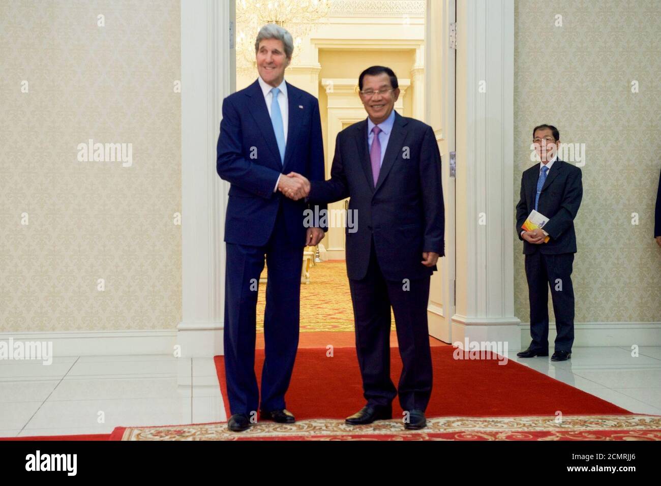 John Kerry trifft den kambodschanischen Premierminister Hun Sen. Stockfoto