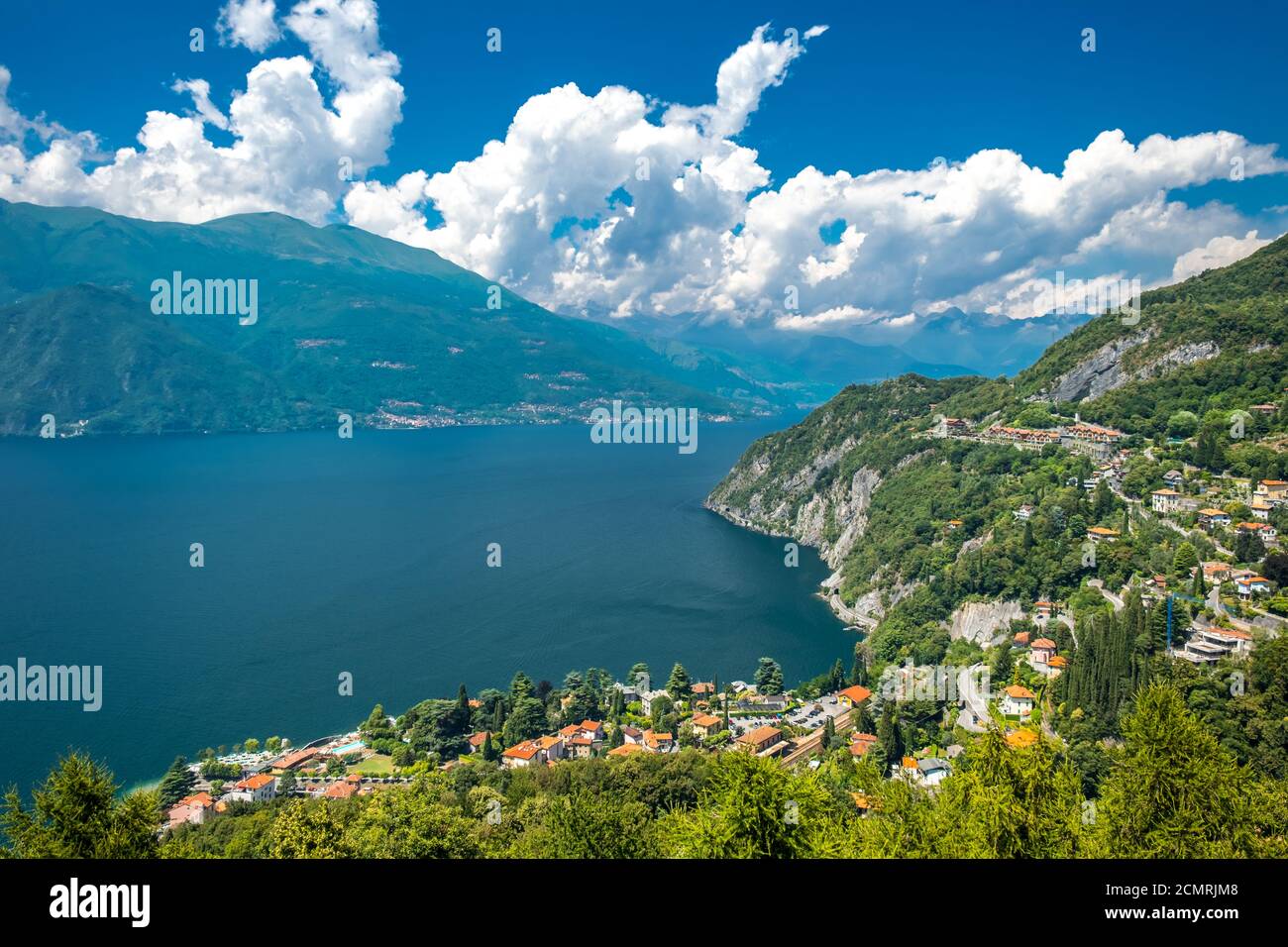 Comer See und die Stadt Varenna, Italien. Stockfoto