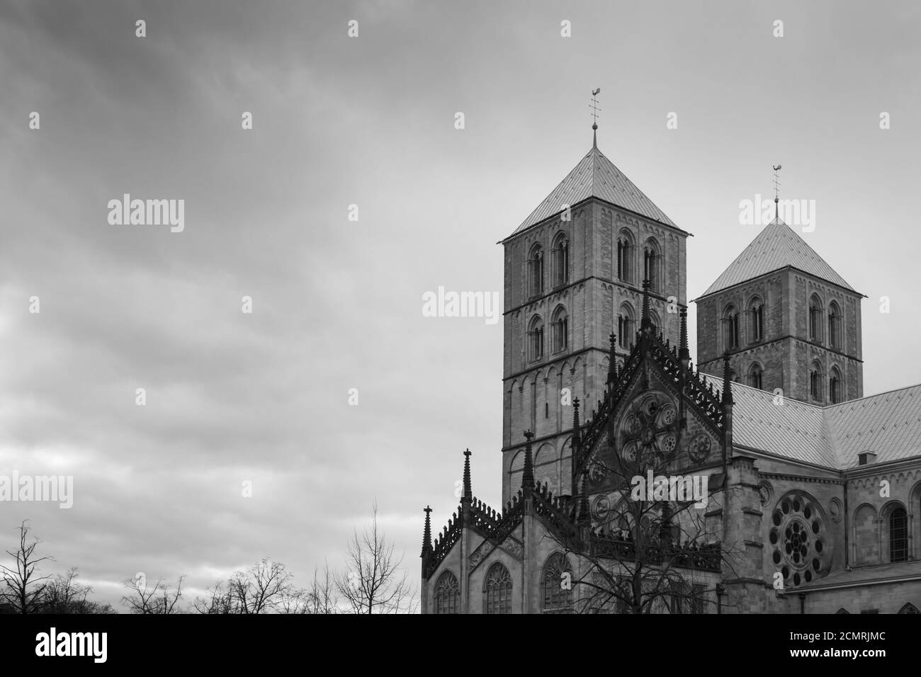 Dunkle Wolken über der St.-Paulus-Kathedrale Stockfoto
