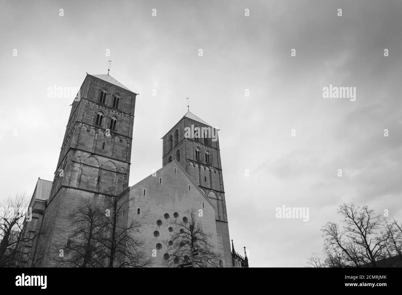 Dunkle Wolken über der St.-Paulus-Kathedrale Stockfoto