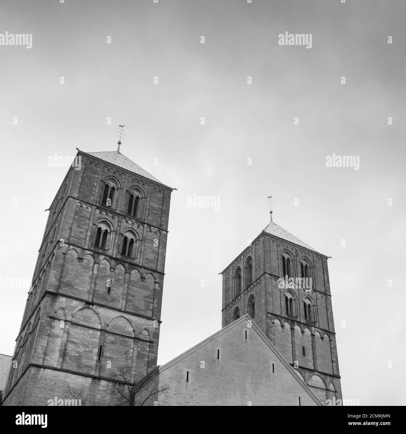 Dunkle Wolken über der St.-Paulus-Kathedrale Stockfoto
