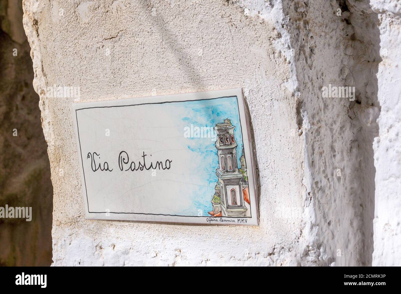Amalfi, Italien - 5. Januar 2015. Dekorative keramische Straßennamen auf der alten hellen Wand des Hauses Stockfoto