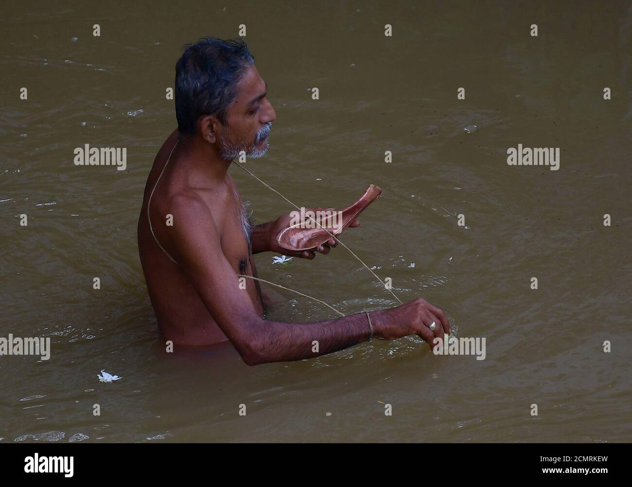 Indische hinduistische Anhänger führen Tarpan, ein Ritual, um den Vorvätern am letzten Tag für das Anbieten von Gebeten an Vorfahren genannt Pitri Tarpan zu gehorchen. In der hinduistischen Mythologie wird dieser Tag auch 'Mahalaya' genannt und als der Tag beschrieben, an dem die Götter die zehn bewaffnete Göttin Durga schufen, um den Dämonenkönig Asur zu zerstören, der plante, die Götter aus ihrem Königreich zu vertreiben. Die fünf-Tage-Periode der Anbetung von Durga, wird als der Zerstörer des Bösen zugeschrieben. Agartala, Tripura, Indien. Stockfoto