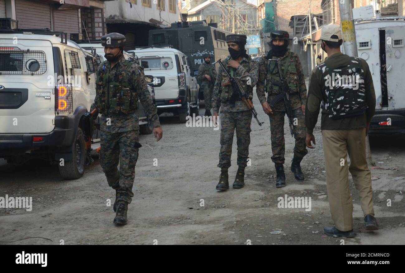 Sicherheitskräfte vor Ort, die gerade Gewalt hatten. Bei Batamaloo in Srinagar, Kaschmir. Stockfoto