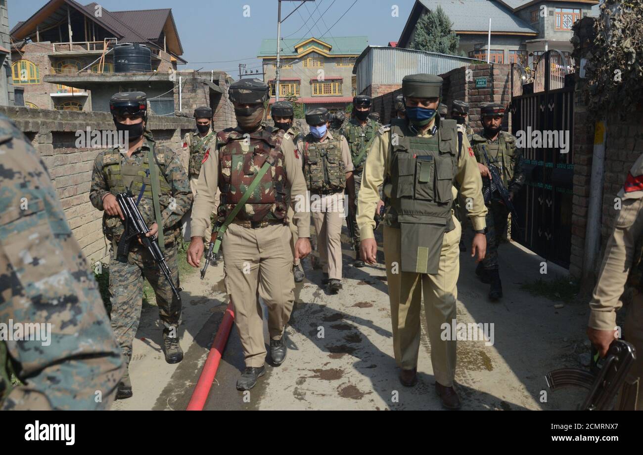 Sicherheitskräfte vor Ort, die gerade Gewalt hatten. Bei Batamaloo in Srinagar, Kaschmir. Stockfoto