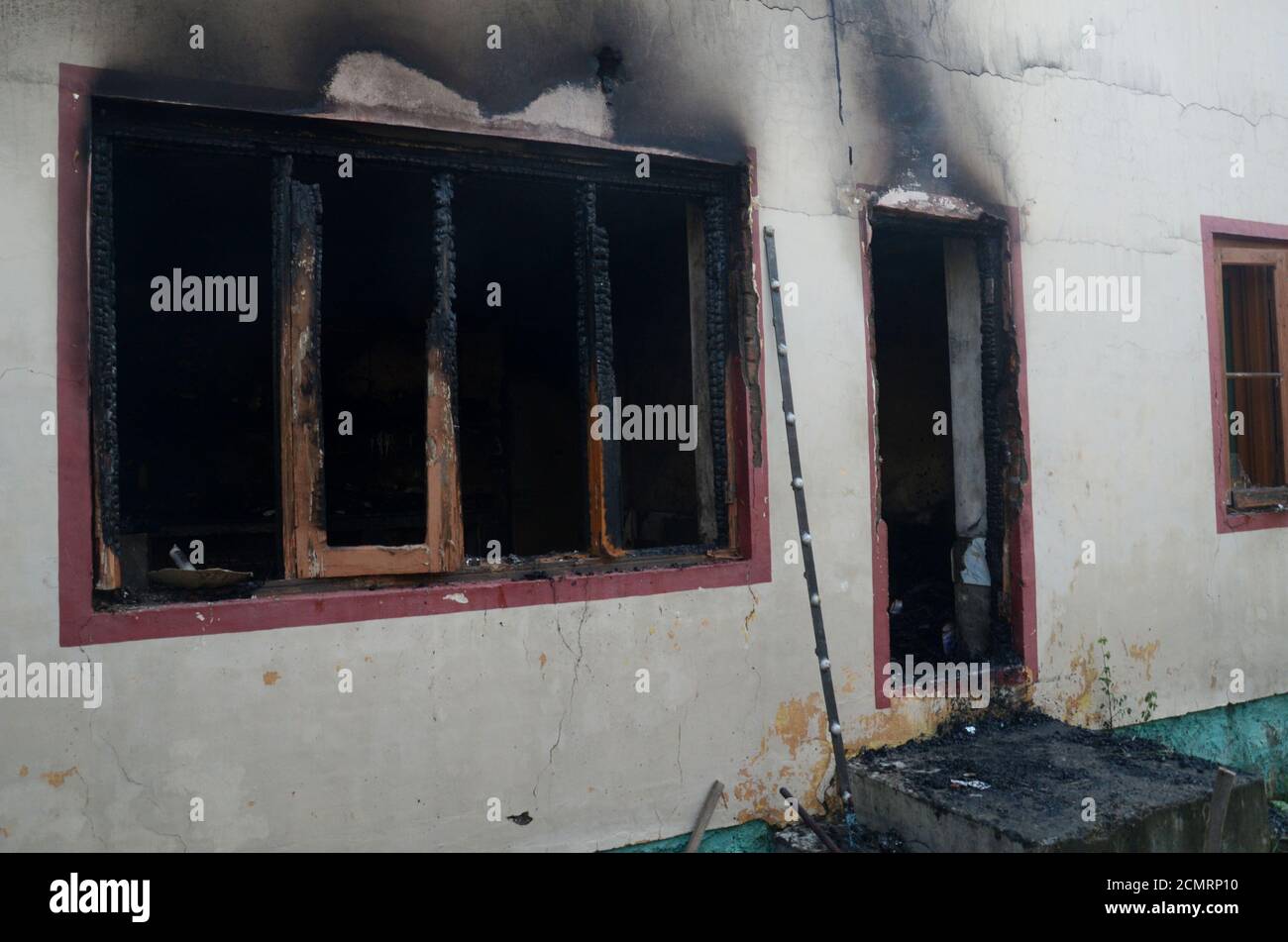 Ein verbranntes Haus vor Ort, das gerade Gewalt hatte. Bei Batamaloo in Srinagar, Kaschmir. Stockfoto