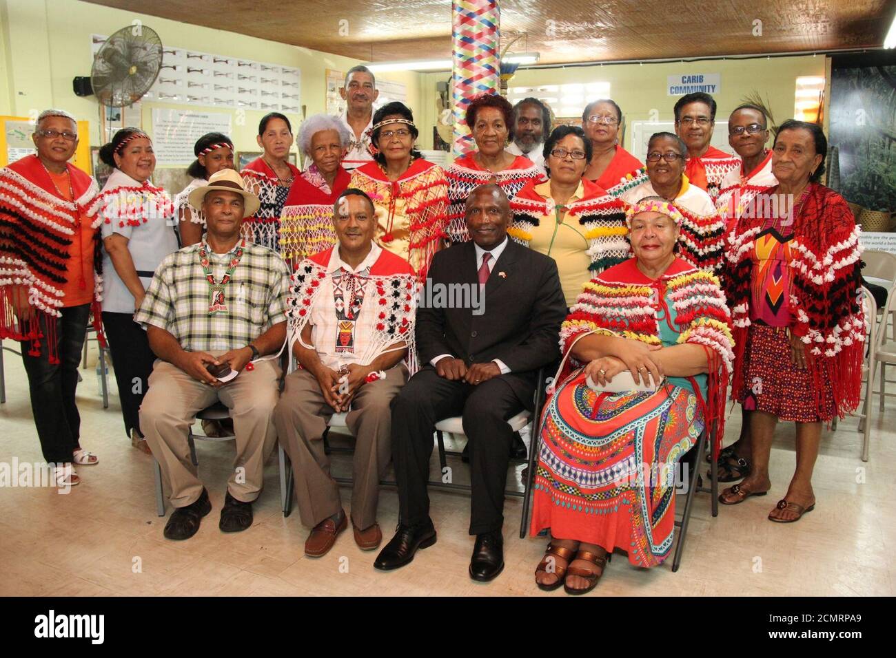 John L. Estrada mit Santa Rosa First Peoples Community Leaders. Stockfoto