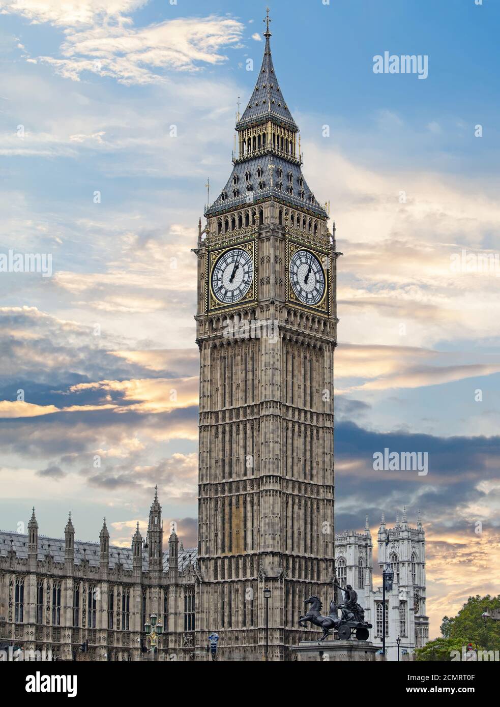 Big Ben ragt in den Himmel gegen einen schönen Sonnenhimmel in Westminster, London, Großbritannien Stockfoto