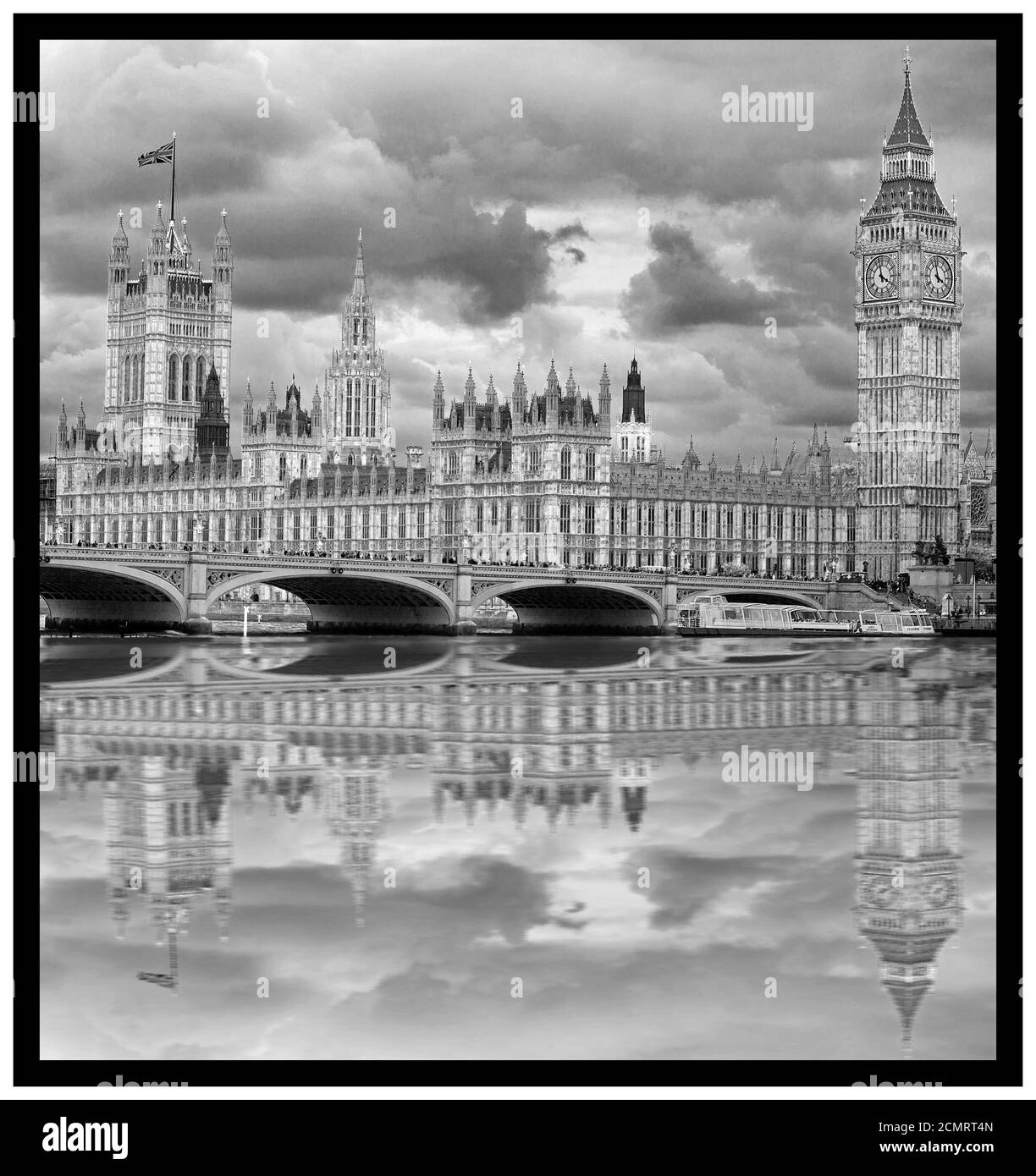 Big Ben und die Houses of Parliament gerahmt und mit Eine schöne Still Reflexion in der Themse Stockfoto