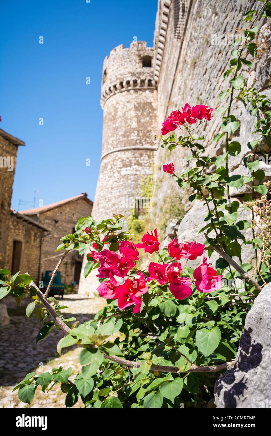 Die Steinmauern und der Turm der berühmten Caetani Burg von Sermoneta, kleine mittelalterliche Stadt in der Region Latium. Italien Stockfoto